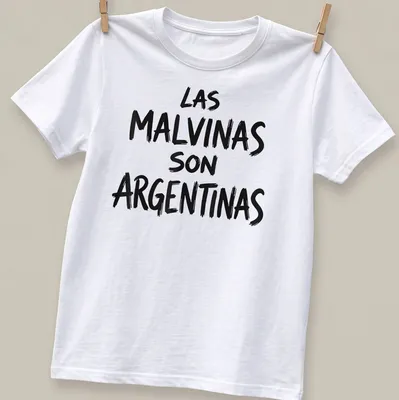Bold brush script saying LAS MALVINAS SON ARGENTINAS on a T-shirt