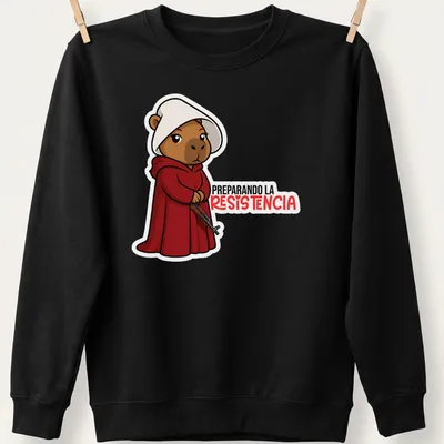 Kawaii bear in red cloak with the phrase 'PREPARANDO LA RESISTENCIA' — printed on a unisex sweatshirt
