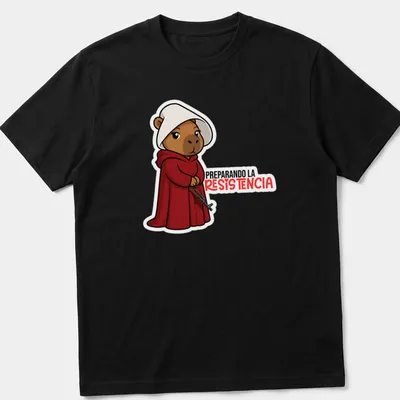 Kawaii bear in red cloak with the phrase 'PREPARANDO LA RESISTENCIA'