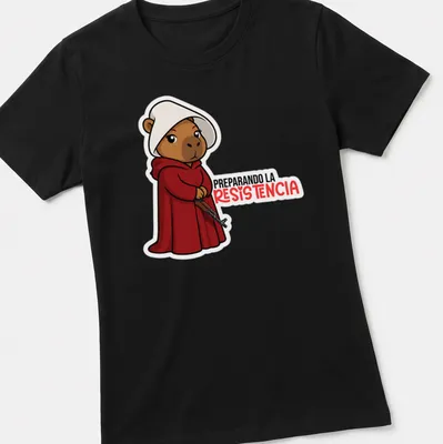 Kawaii bear in red cloak with the phrase 'PREPARANDO LA RESISTENCIA' — printed on a women's shirt