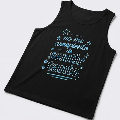 Bold script t-shirt with the phrase 'no me arrepiento de sentir tanto' in blue and white — printed on a tank top