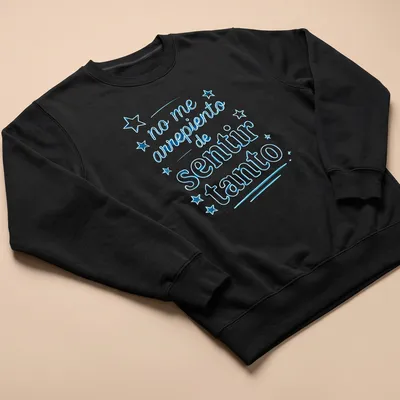 Bold script t-shirt with the phrase 'no me arrepiento de sentir tanto' in blue and white — printed on a unisex sweatshirt