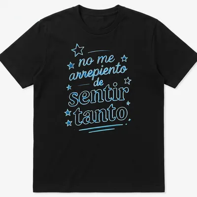 Bold script t-shirt with the phrase 'no me arrepiento de sentir tanto' in blue and white