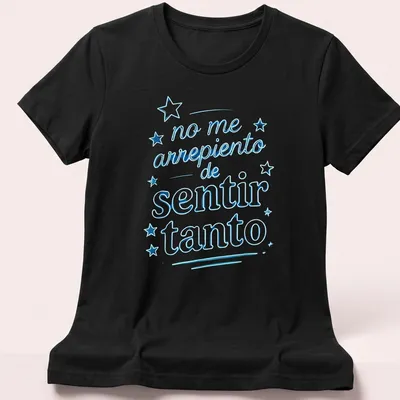 Bold script t-shirt with the phrase 'no me arrepiento de sentir tanto' in blue and white — printed on a women's shirt